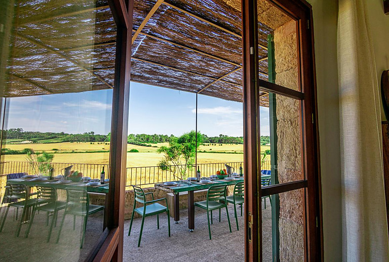 Zugang zur Terrasse mit Vordach und Esstisch