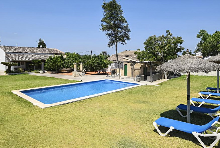 Poolliegen auf der Rasenfläche am Pool