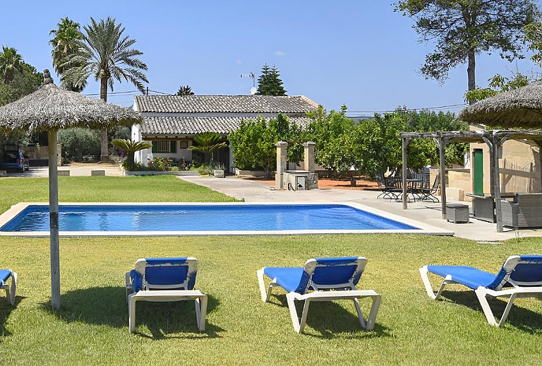 Finca mit Garten und Palmen
