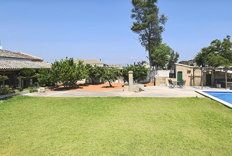 Finca mit Pool und Rasen