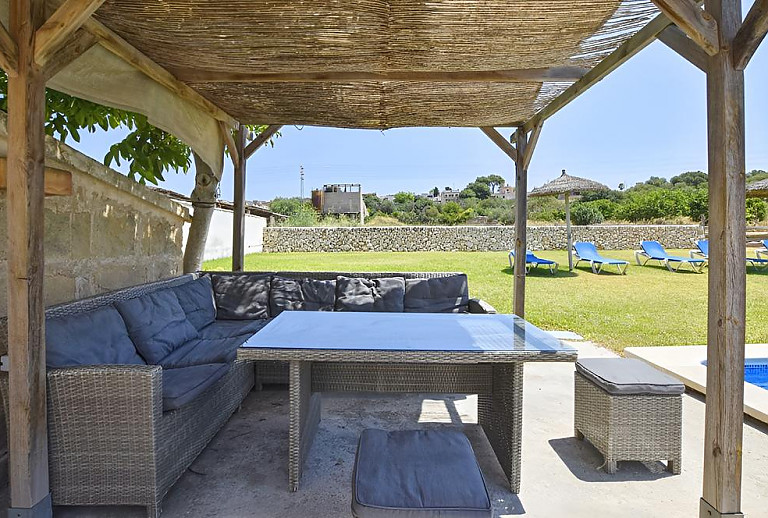 Loungemöbel am Pool im Garten der Finca