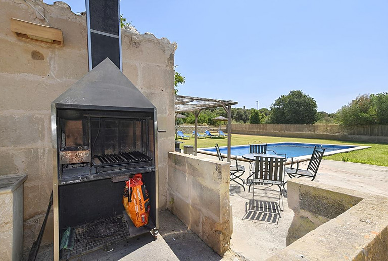 Grill im Garten am Poolbereich