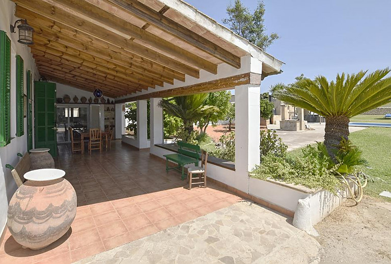 Terrasse mit Vordach und Poolblick