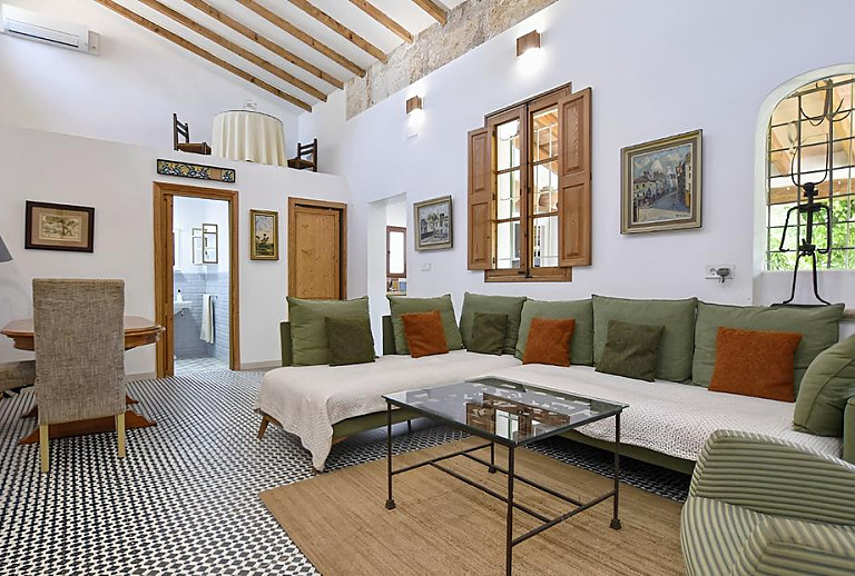 Couch und Sessel im Wohnzimmer