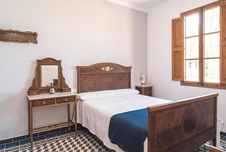 Schlafzimmer mit Doppelbett und Fenster