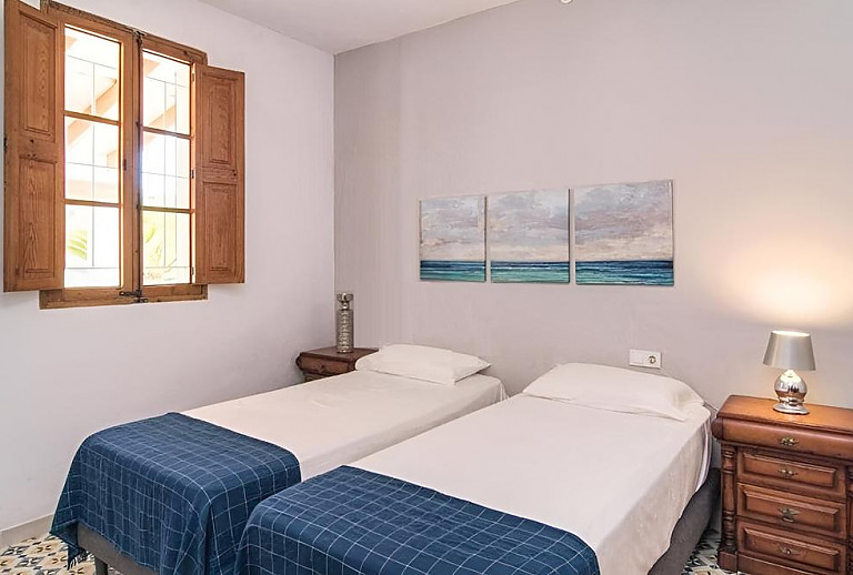 Schlafzimmer mit Einzelbetten und Nachttisch