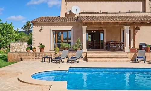 Finca mit Poolterrasse und Sonnenliegen