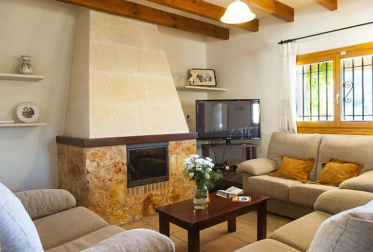 Wohnzimmer mit Kamin und Couch