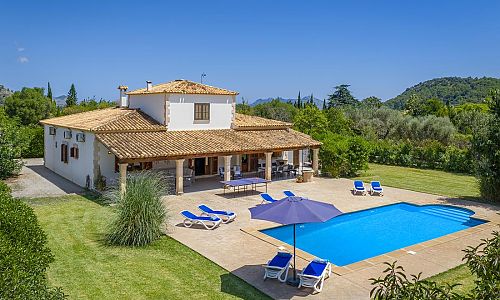 Finca mit Garten und Poolterrasse mit Sonnenliegen