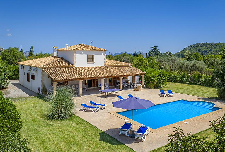 Finca mit Garten und Poolterrasse mit Sonnenliegen