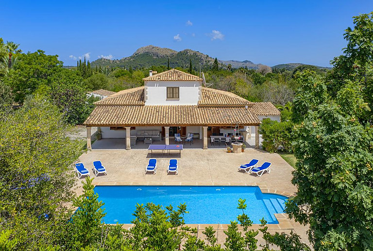 Pool mit Sonnenliegen vor der Finca