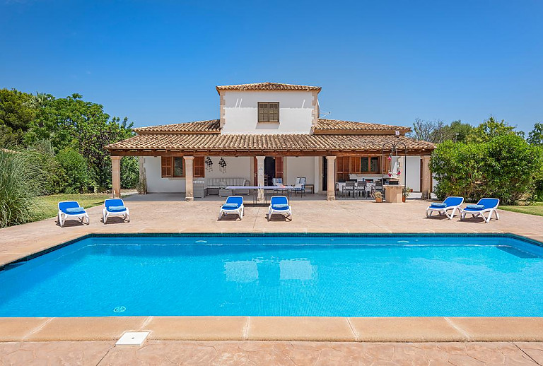 Pool und Terrasse mit Vordach