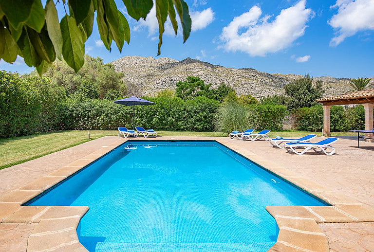 Pool mit Bergblick