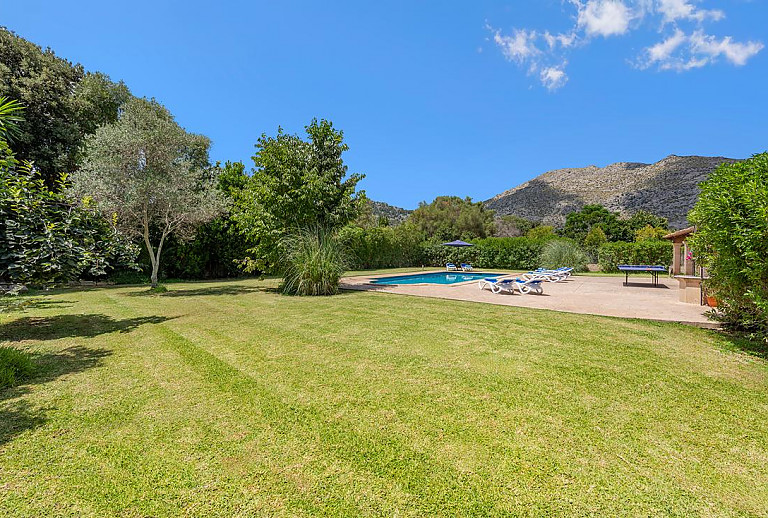 Garten mit Rasen und Pool