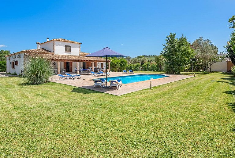 Rasen am Pool im Garten