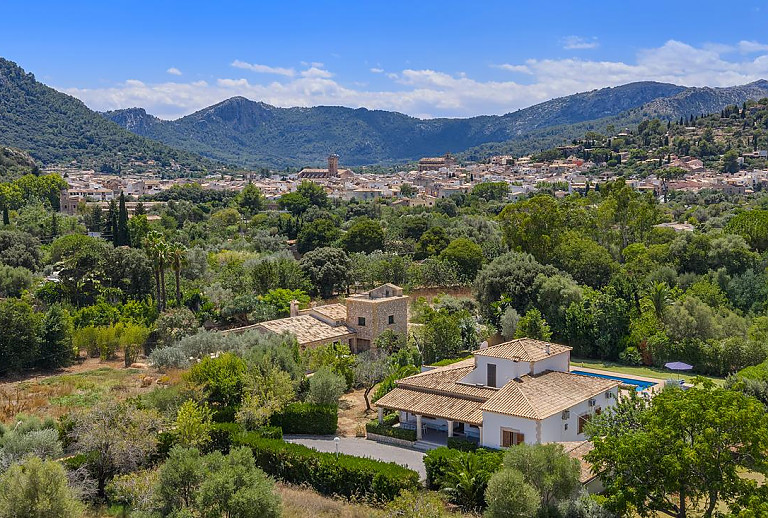 Luftaufnahme des Grundstücks und des Poolbereichs vor der Finca