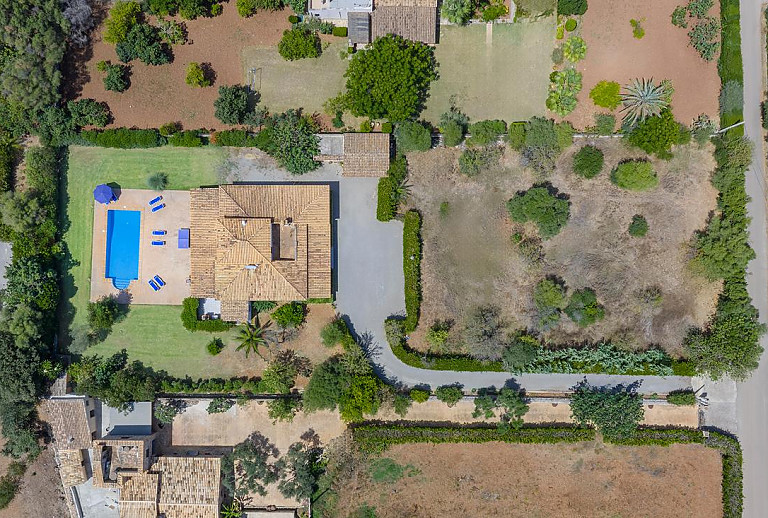 Luftaufnahme des Grundstücks und des Poolbereichs vor der Finca