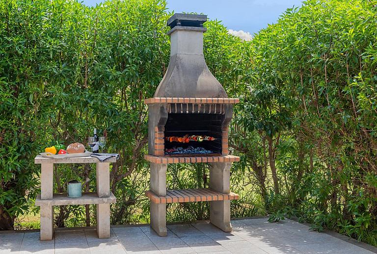 Gemauerter Grill im Garten