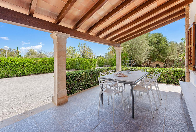 Terrasse mit Vordach und Esstisch