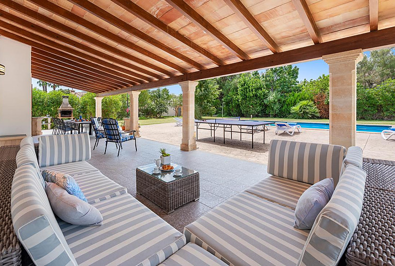 Terrasse mit Vordach und Loungecke