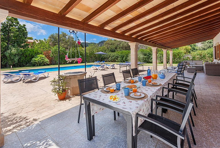 Terrasse mit Vordach und Esstisch