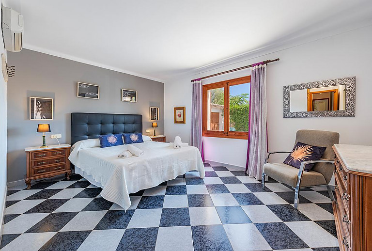 Schlafzimmer mit Doppelbett und Fenster