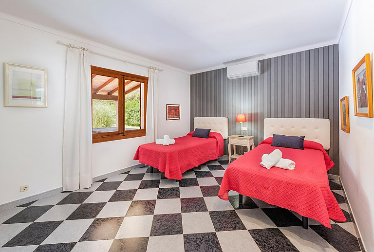 Schlafzimmer mit Einzelbetten und Klimaanlage