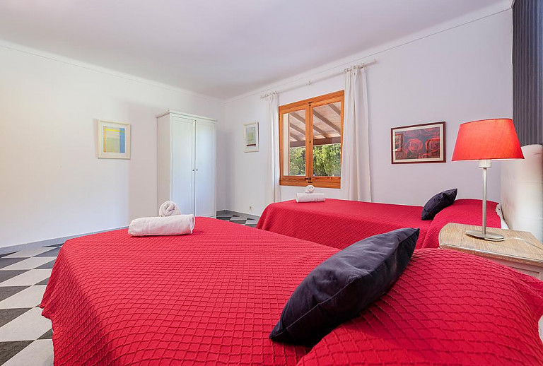 Schlafzimmer mit Einzelbetten und Kleiderschrank