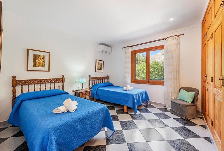 Schlafzimmer mit Einzelbetten und Klimaanlage