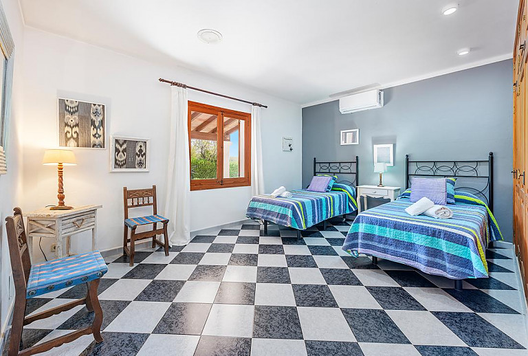 Schlafzimmer mit Einzelbetten und Fenster