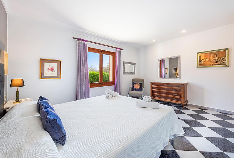 Schlafzimmer mit Doppelbett und Kommode