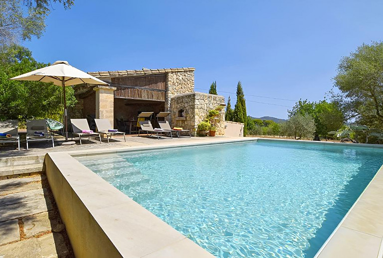 Finca mit Garten Rasen und Pool