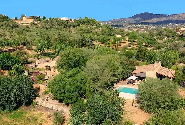 Luftaufnahme des Grundstücks und des Poolbereichs vor der Finca