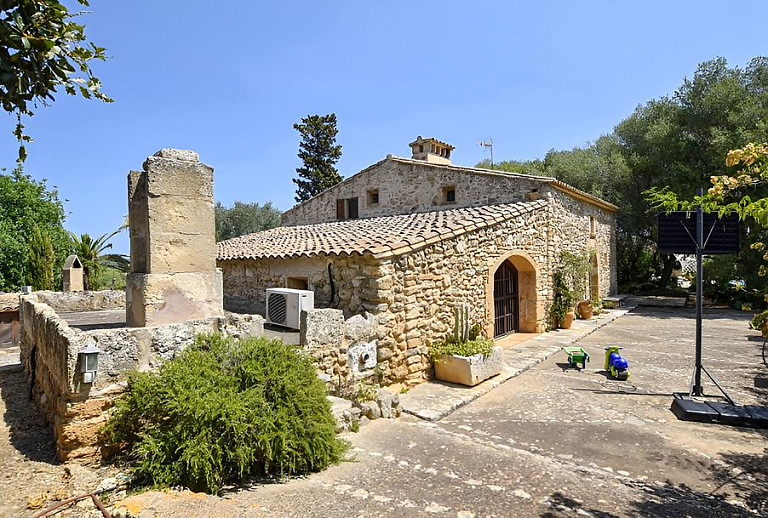 Hof mit Basketballkorb vor der Finca