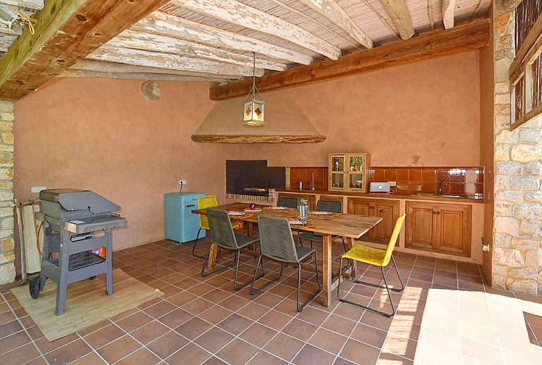 Terrasse mit Sommerküche und Esstisch