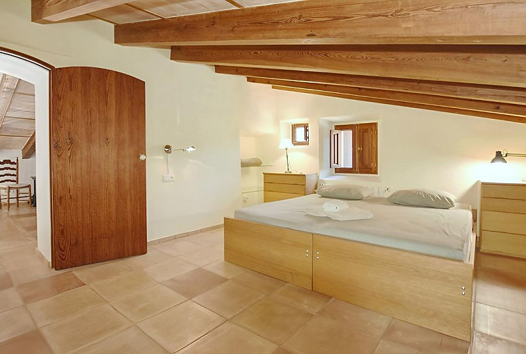 Schlafzimmer mit Doppelbett und Nachttisch