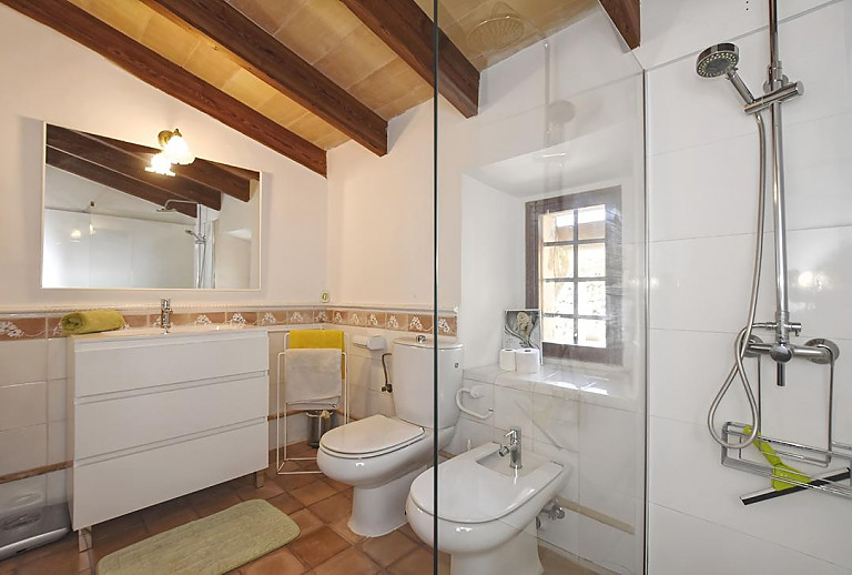 Badezimmer mit Dusche und WC