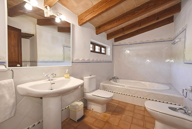 Badezimmer mit Wanne und WC