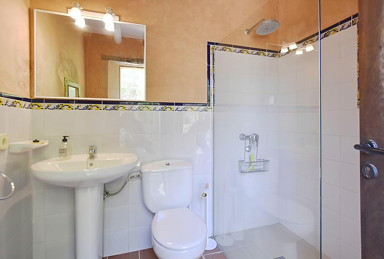Bad mit Dusche und Spiegel
