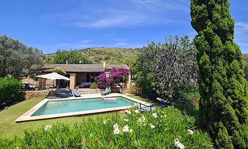 Garten mit Rasen und Pool