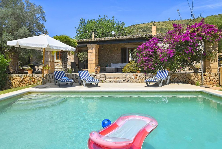 Luftmatratze im Pool vor der Finca