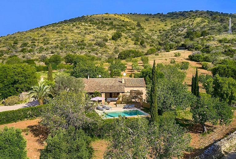 Luftaufnahme des Grundstücks und des Poolbereichs vor der Finca