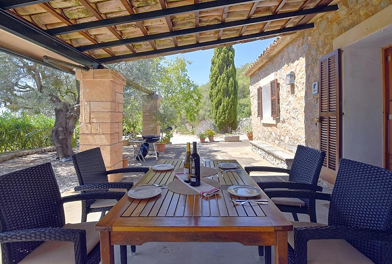 Terrasse mit Vordach und Esstisch