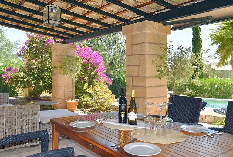 Poolblick von der Terrasse mit Esstisch