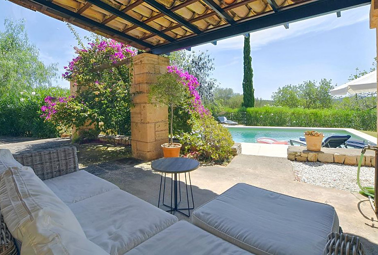 Sitzmöbel auf der Terrasse mit Blick auf den Pool