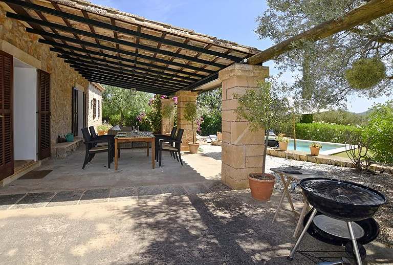 Terrasse mit Vordach und Grill