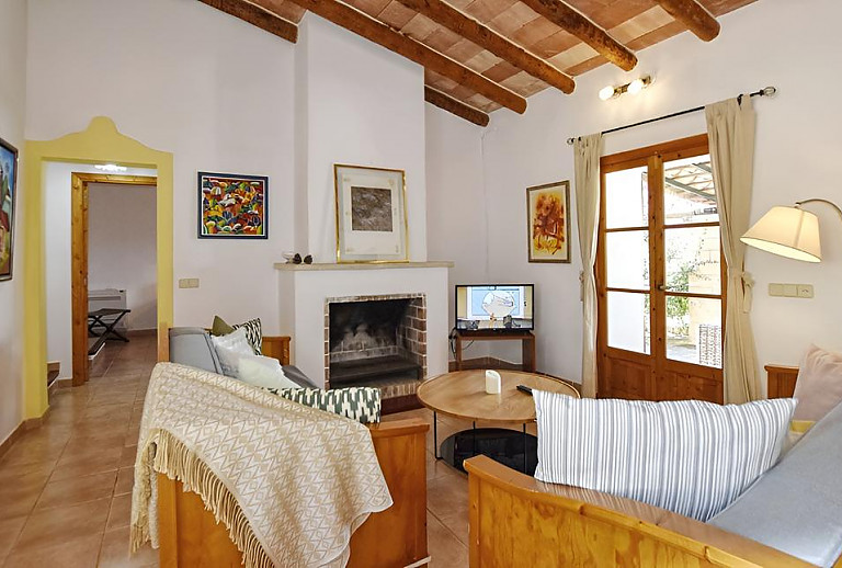 Kamin und Fernseher im Wohnzimmer