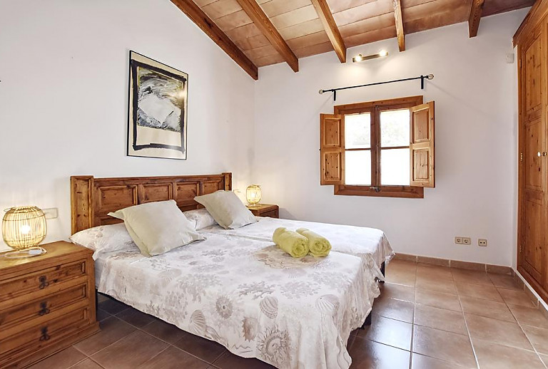 Schlafzimmer mit Einzelbetten und Fenster