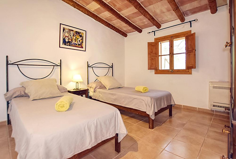 Schlafzimmer mit Einzelbetten und Nachttisch