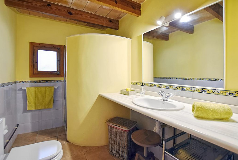 Bad mit Dusche und WC
